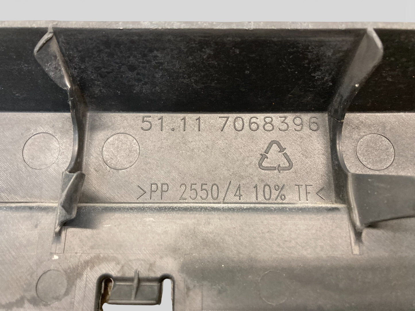 Mini Cooper S Front Bumper Air Intake Grille 51117068396 2002-2008 R52 R53 526