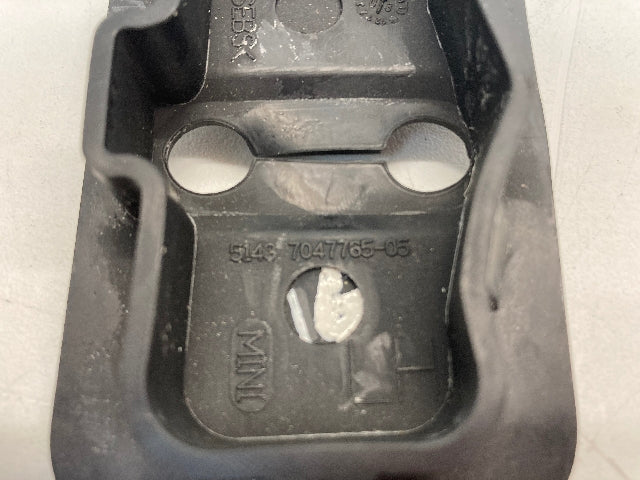 Mini Cooper Left Lateral Trim Catch Bracket Finisher 51437047765 02-06 R50 R53